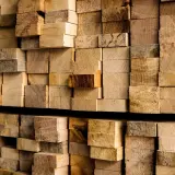 Stapel von dichte buchenholz Brettern, einige mit rauer Oberfläche, andere glatt. Ein einzelnes, dunkleres Brett sticht hervor.