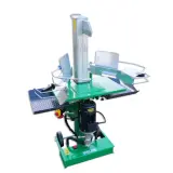 Grüner Holzspalter mit Elektromotor, bereit für den Einsatz. Dieser 110 cm benzin holzspalter ist ein Kraftpaket für Ihr Brennholz.