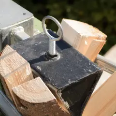 Holzspalter Zubehör: Ein Metallrahmen mit Holzstücken, bereit zum Spalten.
