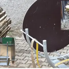 Holzstapel, die für den Transport vorbereitet sind. Ein Bündelgerät hilft, das Holz ordentlich zu stapeln und zu sichern.
