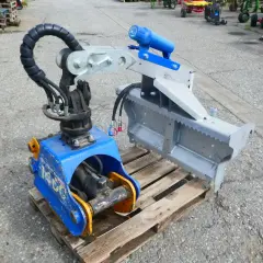 Robuste Binderberger Rückezange mit hydraulischem Greifarm, bereit für den Holzeinsatz.