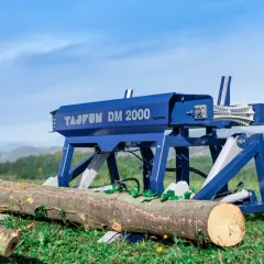 Der Tajfun DM 2000, ein Holzspalter, steht bereit, um Baumstämme im Freien zu bearbeiten.