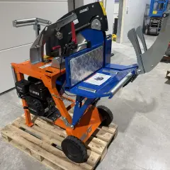 Wippsäge mit Benzinmotor und Förderband, bereit für den Holzeinschlag.