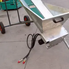 Ein mobiler **förderband hydraulisch** mit Metalltrichter und Rädern, bereit für den Einsatz.