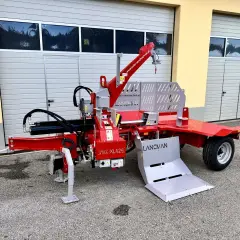 Roter Holzspalter mit Seilwinde, Kran und Auswurf. Ideal für die effiziente Holzverarbeitung.