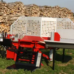 Roter Holzspalter mit 20T-Aufschrift, bereit für das nächste Holzspalter-Angebot. Im Hintergrund ein großer Stapel gespaltenes Holz.