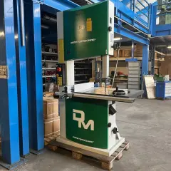 Grüne Profi Bandsäge gebraucht von Damatomacchine in einem Lager.