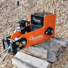 Kompakte Seilwinde für den Traktor, die über die Zapfwelle angetrieben wird. Ideal für Forsttechnik-Aufgaben.