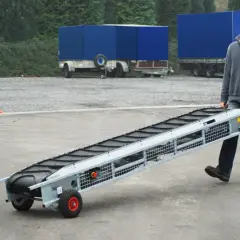 Mann trägt ein 3 Meter langes Förderband, bereit für den Einsatz.