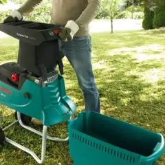 Gartenarbeit leicht gemacht: Ein Mann bedient einen Bosch Häcksler, den meister shredder, im Garten.