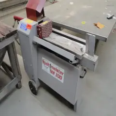 Der Spaltmeister SM 300, ein robustes Holzspaltgerät, steht bereit für seine nächste Aufgabe.