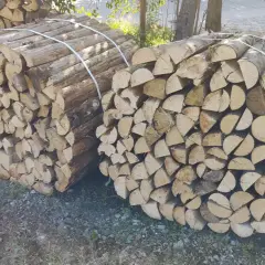 Gestapeltes Brennholz, bereit für den Winter. Kastanienholz hat einen hohen Brennwert und sorgt für wohlige Wärme.