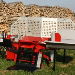 Roter Holzspalter mit silberner Verkleidung steht vor einem großen Holzstapel. Der Holzspalter fährt nicht hoch, was auf ein Problem hindeutet.