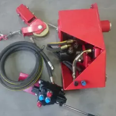 Rote bgu Rückezange mit Hydrauliksteuerung, Seilwinde und Schlauch.