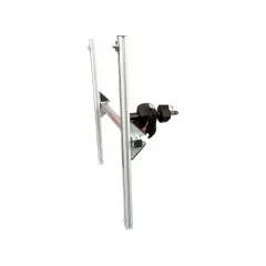 Robuste Warnafel Halterung aus Aluminiumprofilen mit schwarzem Klemmmechanismus. Sicher und stabil für jede Anwendung.
