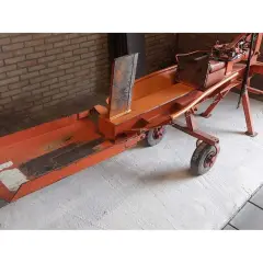 Ein robuster BGU Holzspalter, bereit für den Einsatz.