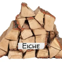 Stapel aus dichtem Eichenholz, bereit für ein warmes Feuer.