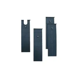 Vier schwarze Gleitplatten für einen Güde Holzspalter, bereit zum Wechseln.