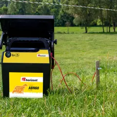Ein Horizont Weidezaungerät steht im Gras, bereit, die Tiere auf der saftigen Weide sicher zu halten.