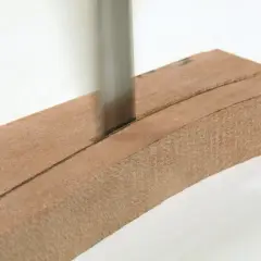 Ein scharfes Sägeblatt schneidet präzise durch ein Holzstück, das für eine Scheifele Bandsäge vorbereitet wird.