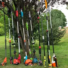 Eine Sammlung von Hochentastern, die für das Beschneiden hoher Äste und Hecken nützlich sind.