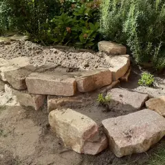 Beim Sandarium bauen werden grobe Steine zu einem Beet aufgeschichtet, das mit Sand gefüllt wird.