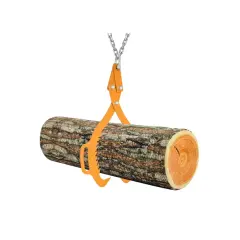 Eine orangefarbene Verladezange greift einen Baumstamm. Die Zange ist an einer Kette befestigt, die nach oben führt.