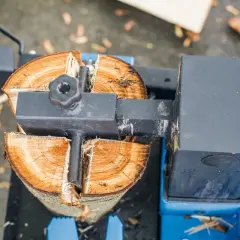 Holzspalter von Bayerwald Maschinen spaltet einen Holzstamm.