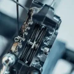 Detailaufnahme einer mechanischen Seilwinde Bremse einstellen. Die Bremsbeläge sind nah am Rad.