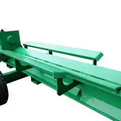 Grüner, großer Holzspalter mit Reifen und hydraulischem Zylinder, bereit, Holz zu spalten.