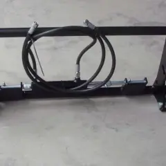 Schwarzer Euro-Aufnahme-Adapter mit Hydraulikschläuchen für Landmaschinen.