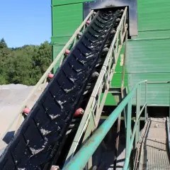 Ein Förderband wird in einer Kiesgrube eingestellt, um Material zu transportieren.