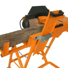 Holzspalter mit einem langen Holzstamm, bereit für die Verarbeitung. Ein Spessart woody 701 für effizientes Arbeiten.