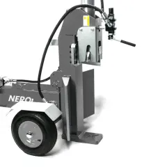 Ein robuster Holzspalter mit 25 Tonnen Spaltkraft, angetrieben von einem Benzinmotor, bereit für den Einsatz im Garten.