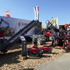 Holzspaltmaschinen und Kräne von SÜMA BGU Maschinen auf einer Messe.
