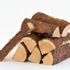 Stapel gespaltenes Fichtenholz, bereit zum Fichtenholz verbrennen. Die Rinde ist rau, das Holz innen hell.
