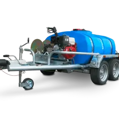 Ein mobiler Hochdruckreiniger Anhänger mit großem blauen Wassertank und leistungsstarkem Motor für professionelle Reinigungsarbeiten.