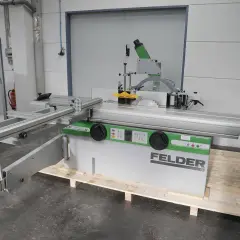 Felder Formatkreissäge mit großem Sägeblatt und Schiebeschlitten auf einer Holzpalette.