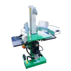 Grüner Holzspalter mit Motor, bereit für den Einsatz. Ideal für den einfachen Transport von Holz.