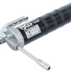 Schwarze Einhand-Fettpresse mit silbernem Hebel und Auslaufrohr. Ideal für Wartungsarbeiten.