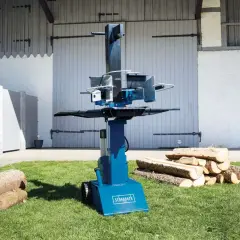Scheppach Holzspalter Öl nachfüllen: Ein blauer Holzspalter steht auf einem Rasen, daneben liegen Holzscheite.
