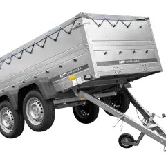 Ein robuster Anhänger mit Plane, ideal für den Transport von Gartengeräten oder Baumaterial.