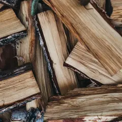Stapel trockenes Brennholz, bereit für den Kamin. Welches Holz brennt nicht? Dieses hier, wenn es gut getrocknet ist!