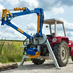 Ein blauer Binderberger 3-Punkt-Kran für Traktoren, gebraucht, mit Greifer, bereit für den Holzeinsatz.