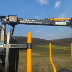 Ein COUNTRY 670 MASTER Kran mit Seilwinde und Funksteuerung steht bereit für den Holzeinsatz.