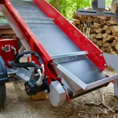 Rotes, teleskopierbares Förderband für Holzspalter, mit Rädern und Hydraulik.