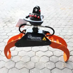 Forstkran-Greifer mit 1T Rotator, bereit für den Einsatz im Wald.