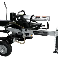 Hydraulischer Motorspalter mit Rädern und Anhängerkupplung, bereit für den Einsatz im Wald.