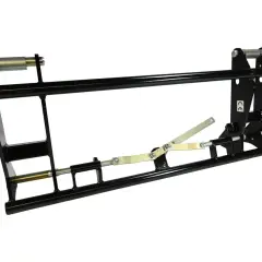 Schwarzer Schnellwechselrahmen für Frontlader mit robuster Stahlkonstruktion und Verriegelungsmechanismus.