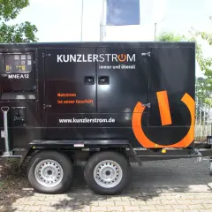 Schwarzer Aggregat Anhänger von KUNZLERSTROM, bereit für Notstrom überall.
